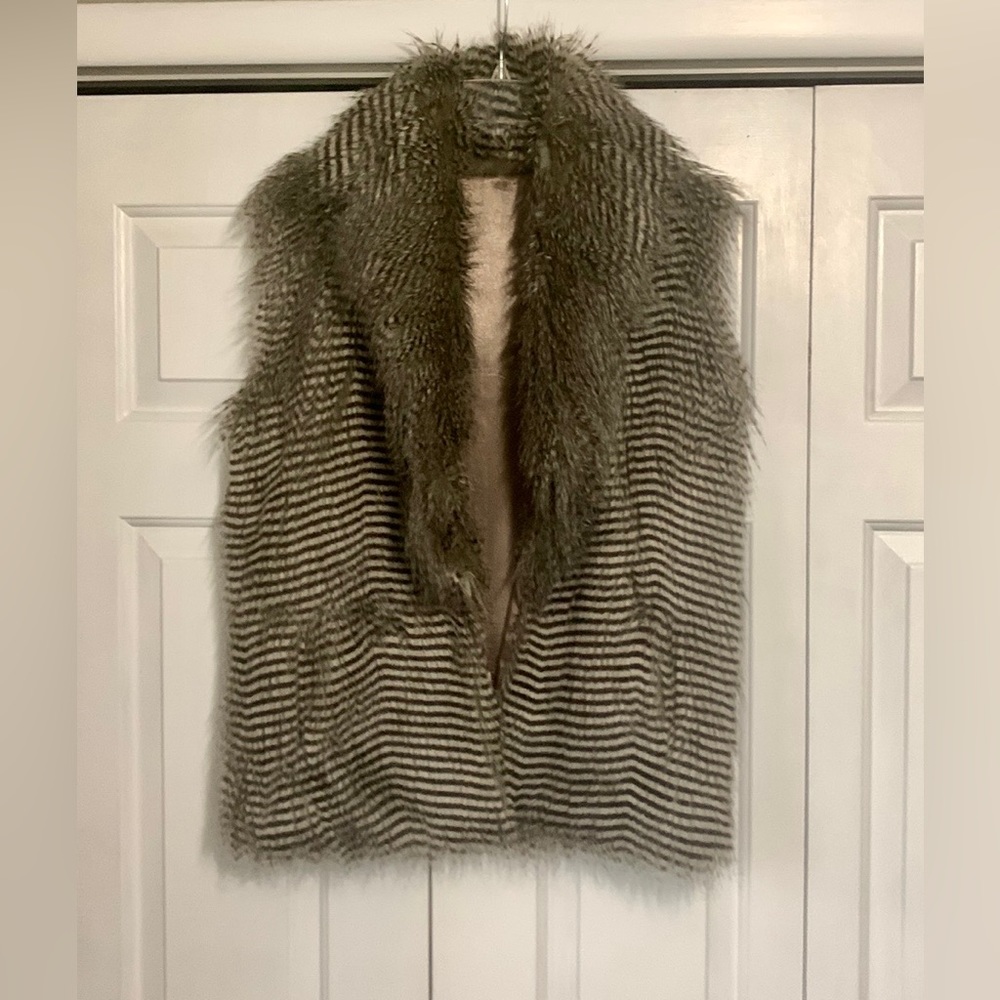 VEOND Faux Fur Vest - High Collar  w/Pockets-Satin like polyester lining. Size L